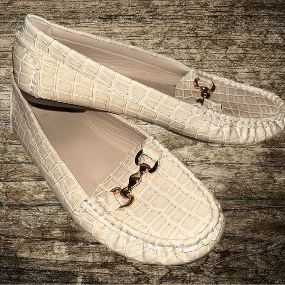 Truffles cream colored faux croc style slip on loafers! Ntn - Picture 6 of 10